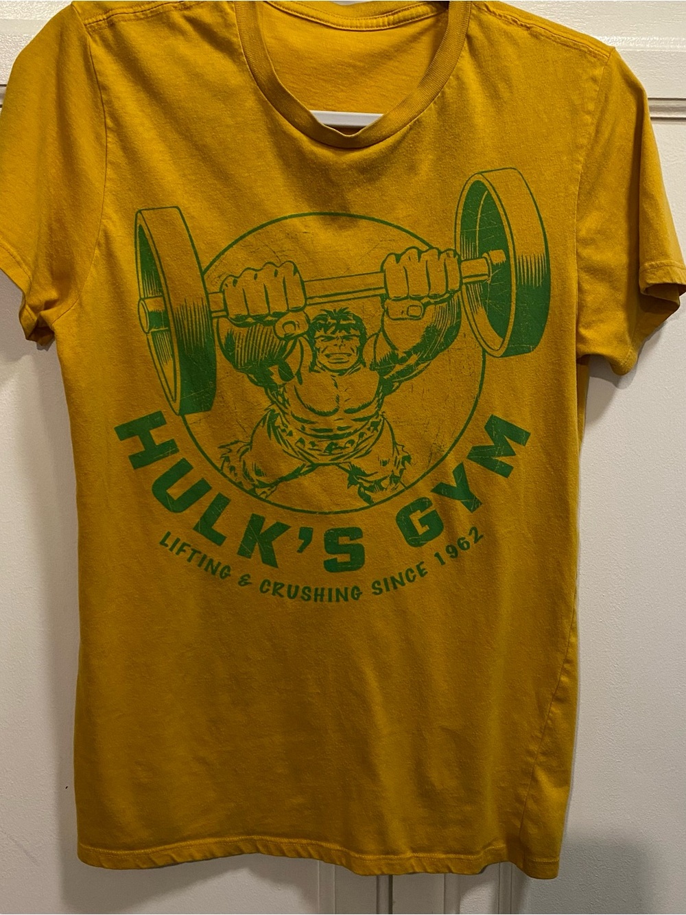 Source Unknown Yellow Men's Graphic Tee with Green Hulk Weightlifting Print